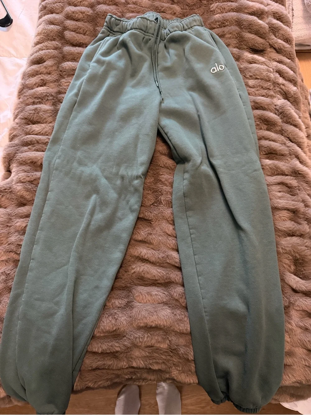 ALO Yoga accolade sweats in clover green
